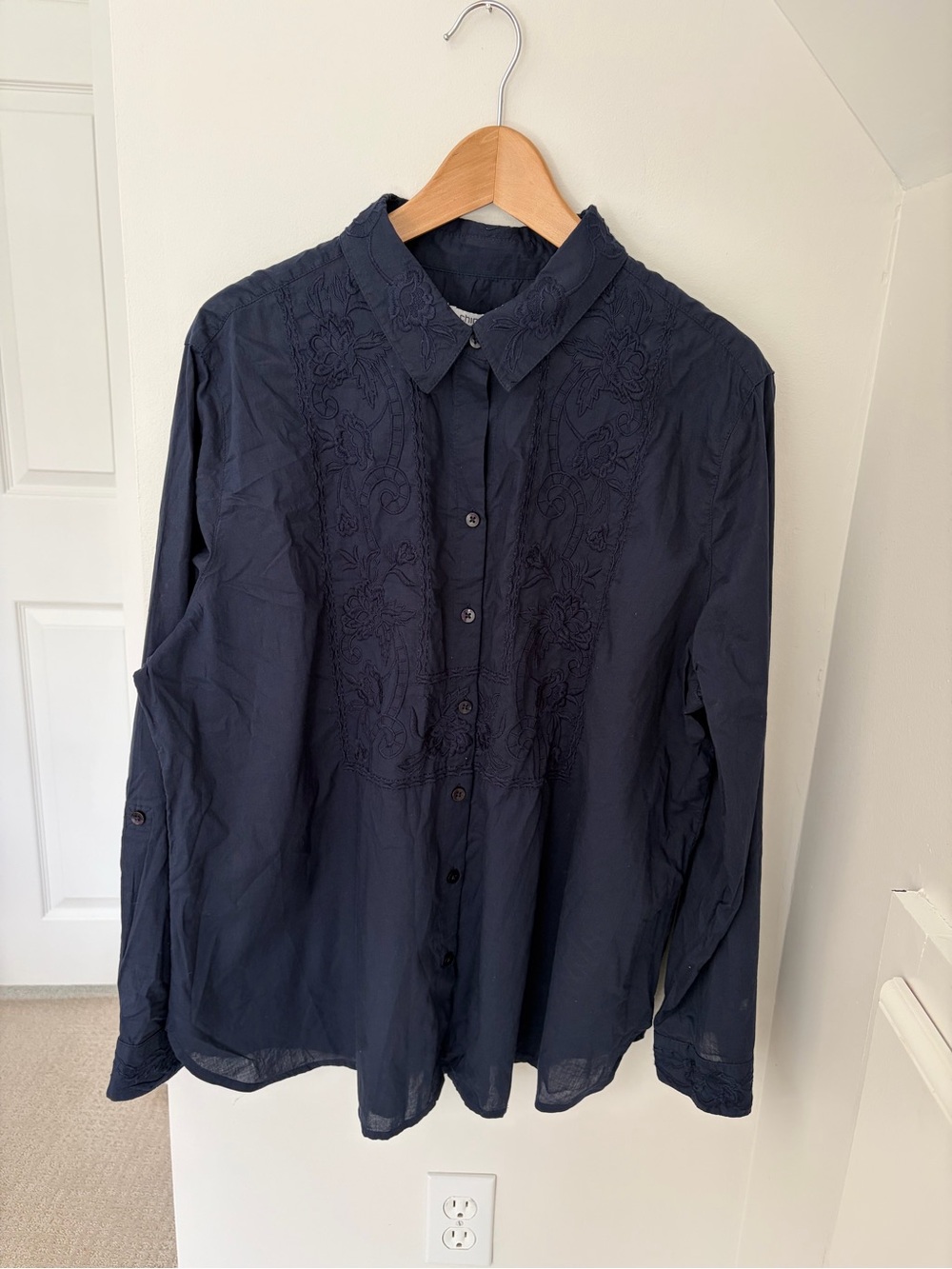 Chico’s NWT Women's Navy Embroidered Button-Up Shirt Size 4 100% Cotton